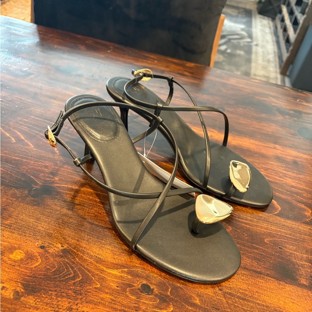 H&M Black and Gold Women's Sandals NWT - Picture 3 of 4